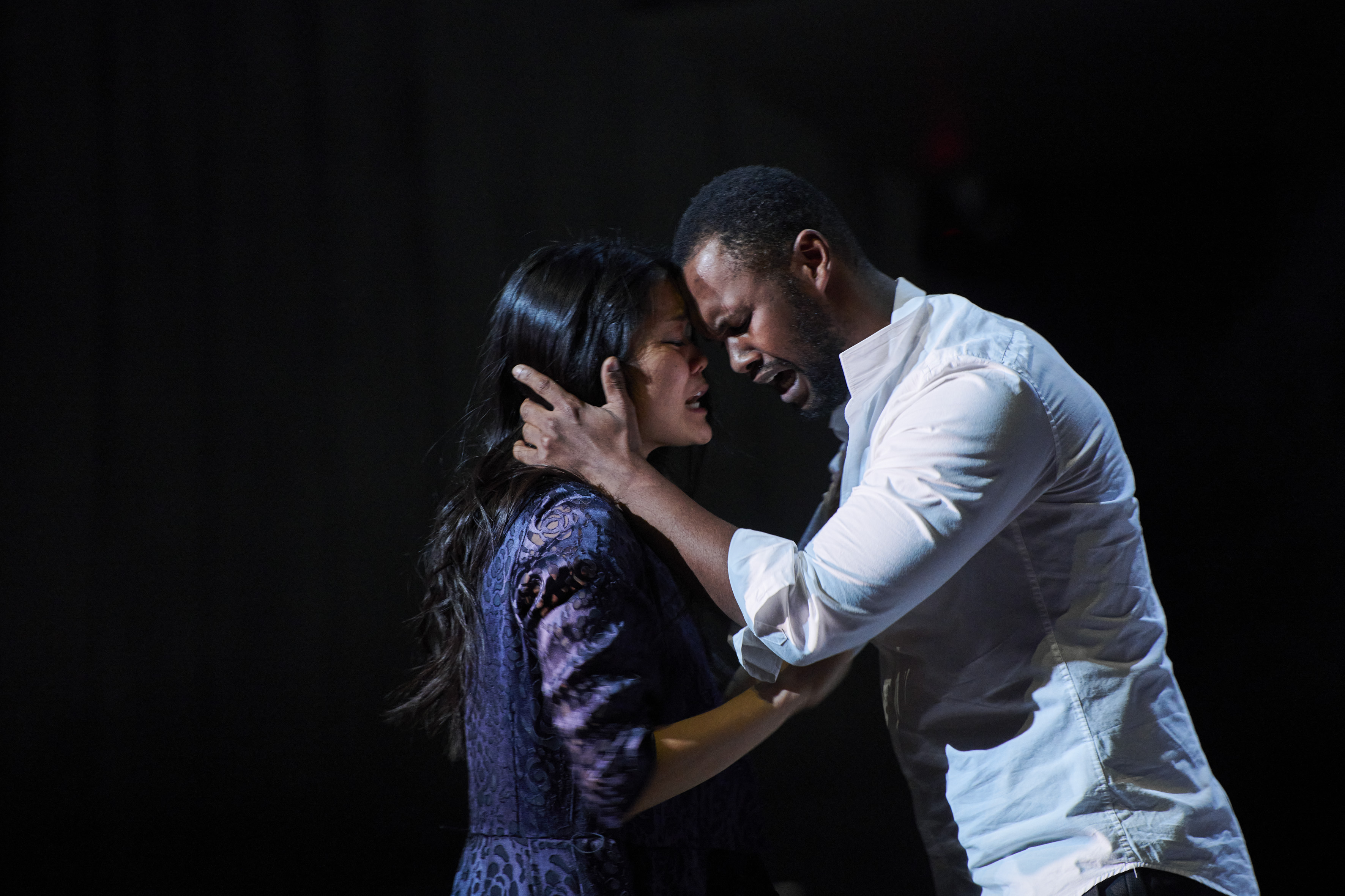 Desdemona und Otello blicken sich verzweifelt an - ihre Heirat ist zum Scheitern verurteilt.