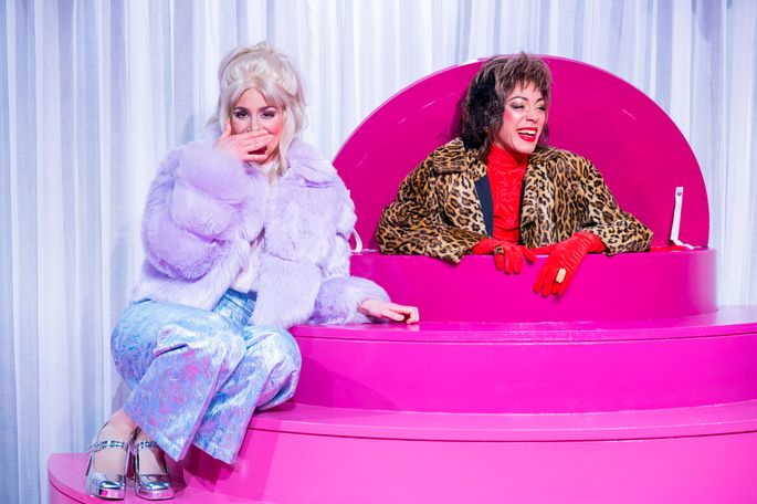 Eine amüsante „Theater-Experience“: „Die Not steht ihr gut“