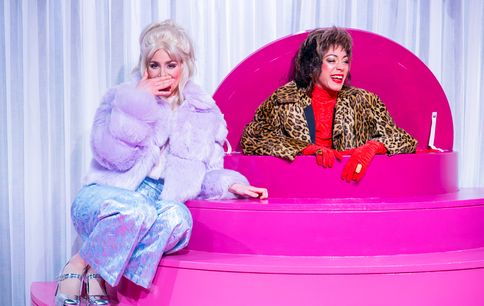 Eine amüsante „Theater-Experience“: „Die Not steht ihr gut“